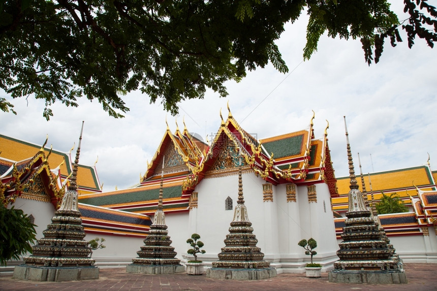 佛教寺庙内的小塔台排是独一无二的热带旅行亚洲人图片