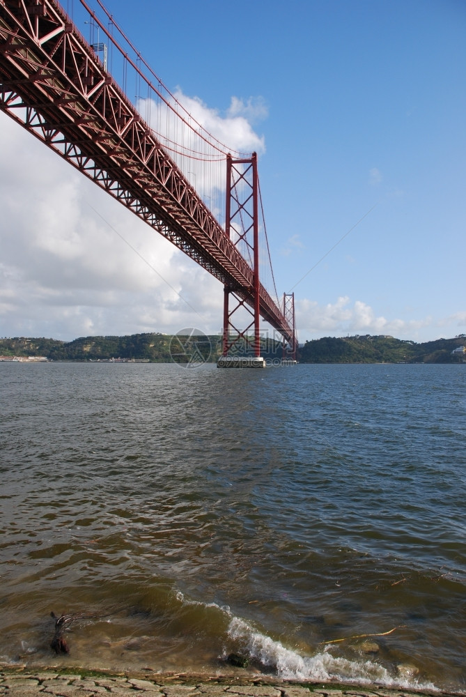 红色的葡萄牙里斯本旧萨拉扎桥的景象城市暂停图片
