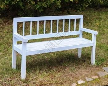 休息普希金斯基耶绿色旧郊区秋天公园的白色木板凳高清图片