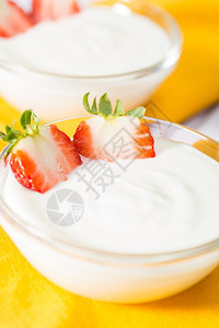 普通酸奶加美味新鲜草莓鸡尾酒奶油的开菲尔图片