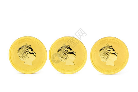 价值白色背景上分离的三枚常年美元金硬币女王舍内维尔图片