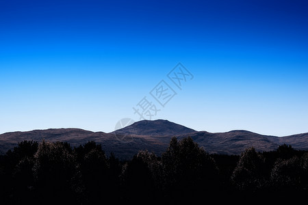 简单山峰地貌背景hd简单山峰地貌背景hd戏剧特罗姆瑟图片