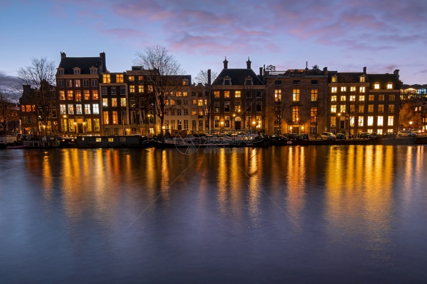 户外历史日落时在荷兰阿姆斯特丹Amsteldijk的阿姆斯特丹市风景河图片