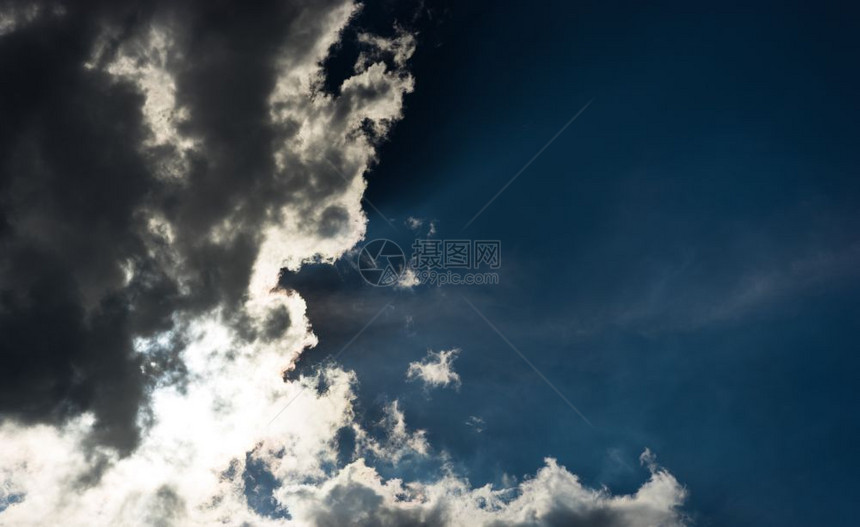 天空奥斯陆太阳在云层背景中闪耀太阳在云层背景中闪耀山图片