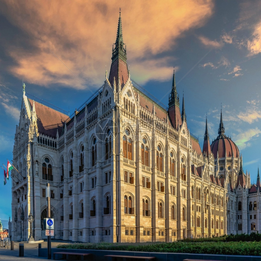 欧洲的匈牙利布达佩斯1802匈牙利布达佩斯堤岸上的议会大厦在阳光明媚的夏日早晨匈牙利布达佩斯议会大厦害虫建筑学图片
