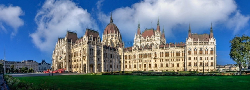 城市镇匈牙利布达佩斯1802匈牙利布达佩斯堤岸上的议会大厦在阳光明媚的夏日早晨匈牙利布达佩斯议会大厦首都图片
