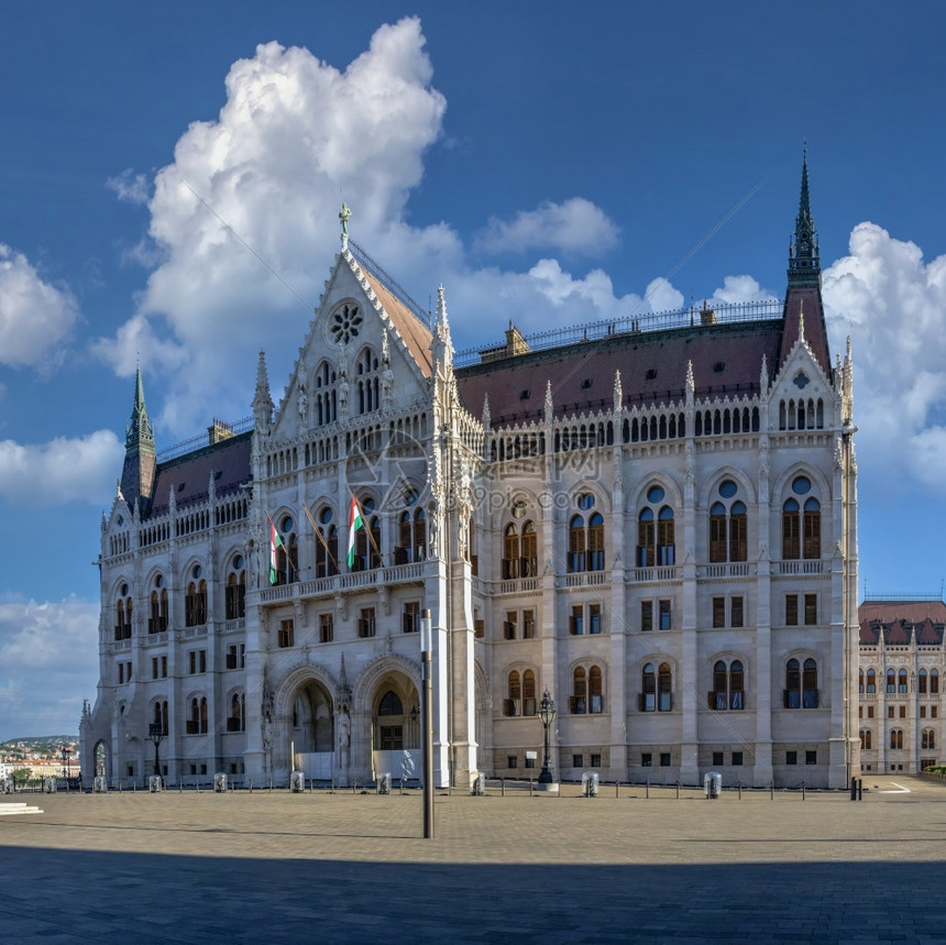 匈牙利布达佩斯1802匈牙利布达佩斯堤岸上的议会大厦在阳光明媚的夏日早晨匈牙利布达佩斯议会大厦城市一种图片