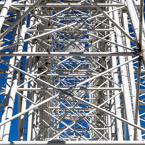 白色摩天轮工程到期的由德国Ferris轮式机身上令人困惑的支撑架和板块造成的抽象印工程师背景