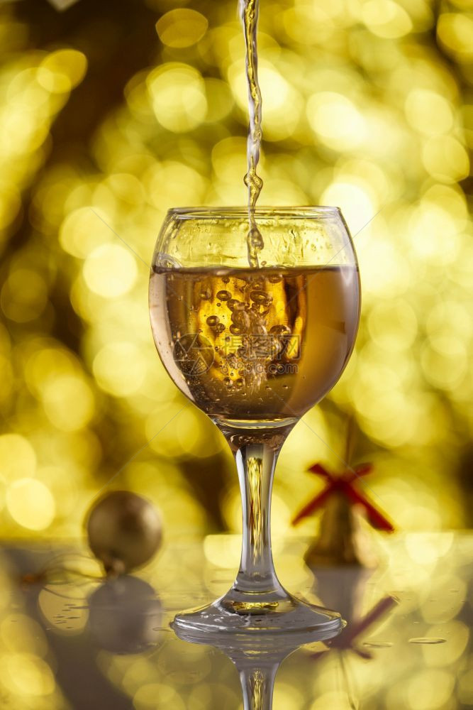 假期香槟酒散景金底的香槟杯配有美丽的布加和圣诞玩具图片