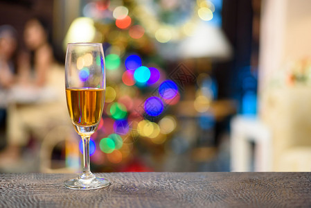 眼镜桌上的香槟玻璃杯背景模糊新年概念水晶飞溅图片