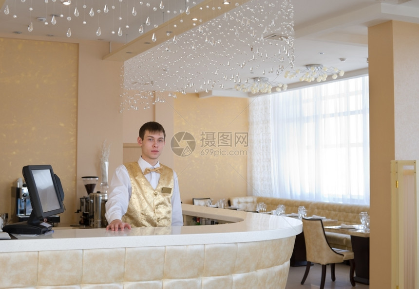 软垫的空在装饰酒吧里年轻咖啡家男士在餐厅内有蜜色的室水晶窗帘浅褐色的图片