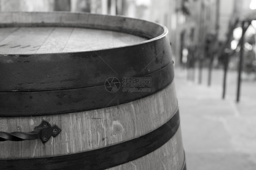 葡萄栽培发酵木头露在街的旧葡萄酒桶图片