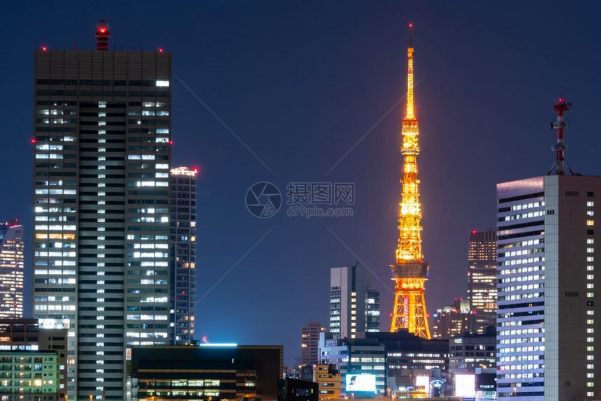 美丽的蓝色日本东京塔台和城市风景高楼大在日本黄昏夜晚图片
