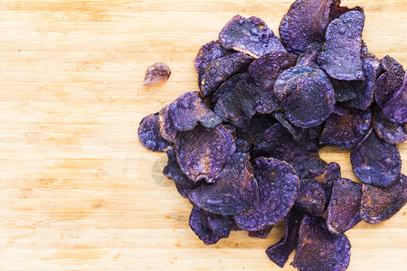 可口美味的健康木制背景中的一堆紫色薯片图片