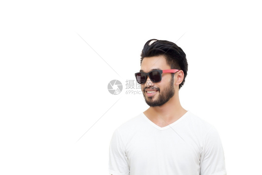 聪明的快乐亚洲英俊男子有胡微笑和白色背景柔软的焦点和模糊黑色的图片