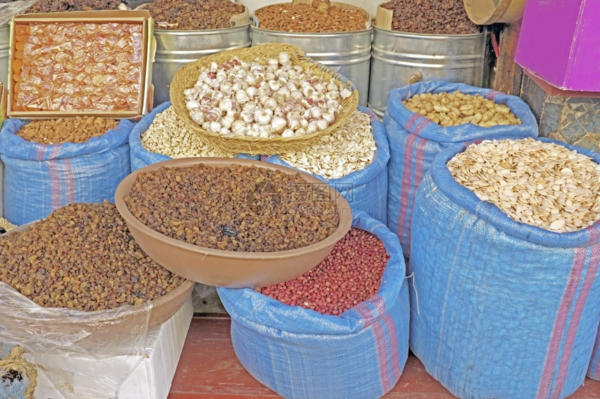 北种子摩洛哥市场上满袋葡萄干坚果花生大蒜和无果马拉喀什图片