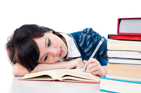 疲倦的学生在阅读时躺她的手臂上沉思白色女士图片