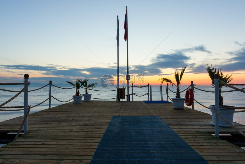 码头美丽的落日图片