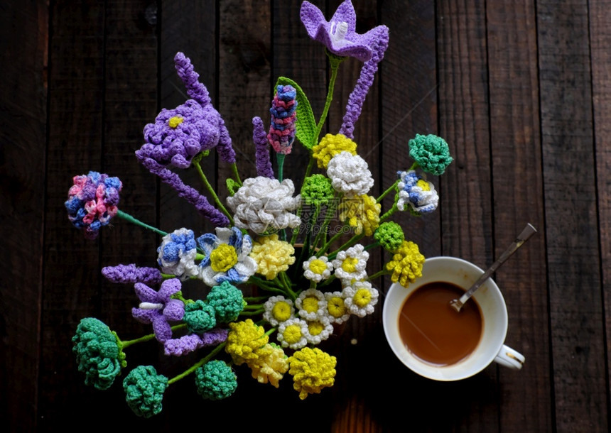 令人惊异的咖啡桌木本底有手工制作花朵和咖啡杯衣物熏剂和内室装饰用的菊花编织具有创造力的惊人艺术作品薰衣草惊人的最佳图片