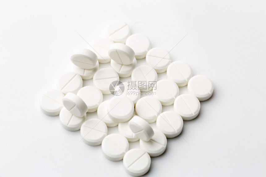 白色堆积的药片图片