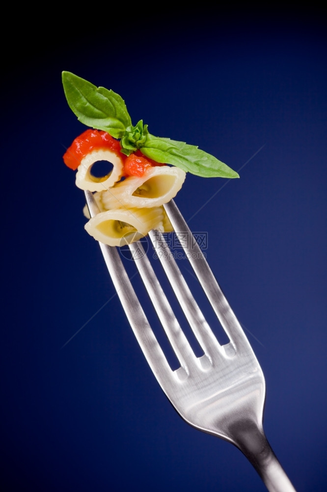 美味的意大利面番茄酱和蓝底叉子上的烤肉地中海墙纸刀具图片