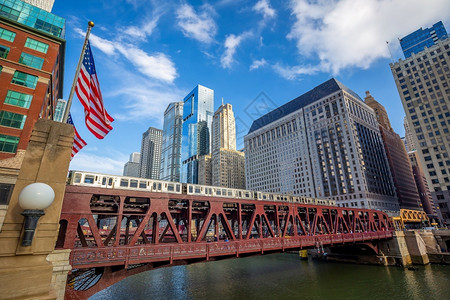 美国芝加哥市下城市的天线风景搭乘地铁列车区塔建筑学图片