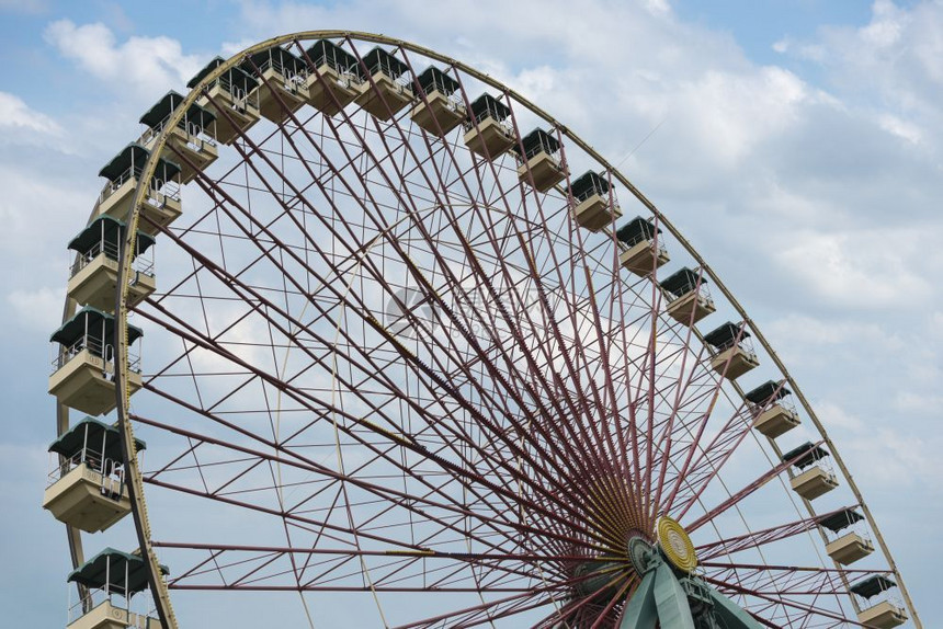 吸引力游乐场在2013年月5日至的Taturhuizen上本市有一个叫瓦利比费里斯之轮的大公园这个叫做华里比费瑞斯之轮圆形的图片