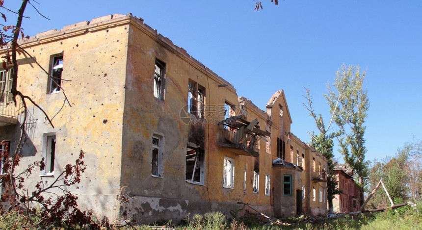 拆除浪费谢苗诺夫卡斯拉扬克顿涅茨地区附近的Semenovka村被摧毁的精神病院图片