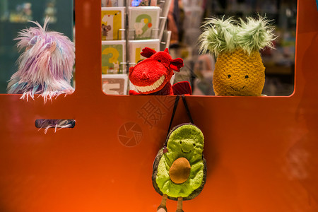 龙年淘宝店铺全屏店招有趣的玩具店装饰校车上满是填充的动物儿童抱玩具年孩子购物背景