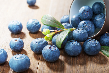 成熟营养蓝莓在生锈木制板上的绿色叶子闭着蓝莓农业图片