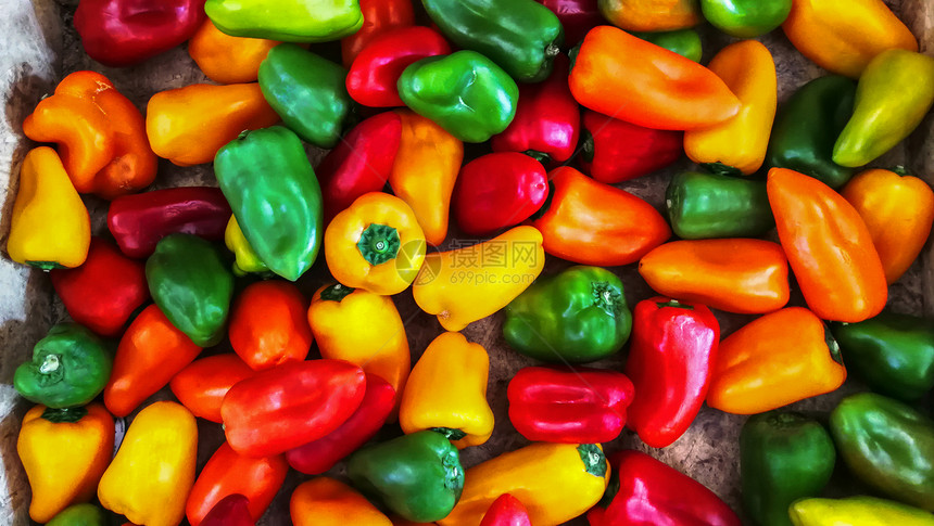 市场上的新鲜多彩色贝尔辣椒沙拉灯笼烹饪图片
