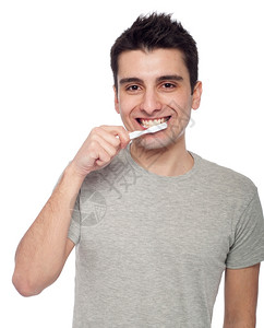 刷牙的男士图片