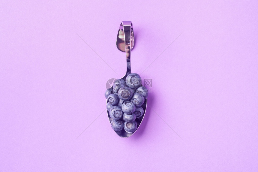 抗氧化剂紫色背景蓝莓的圆曲铬汤匙食物自然图片