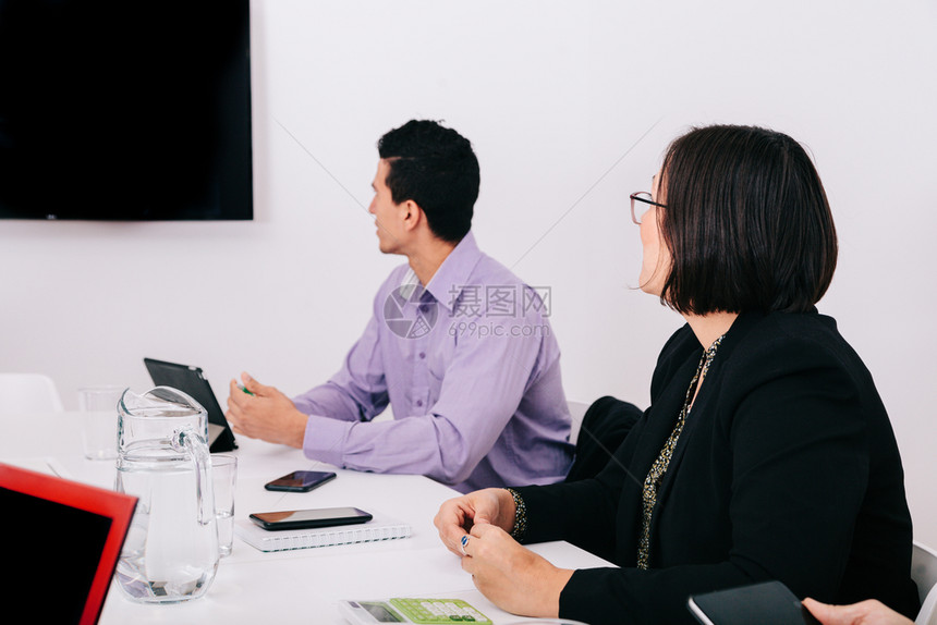 桌子白种人在老板身边开会的办公室员工组成中内部的图片