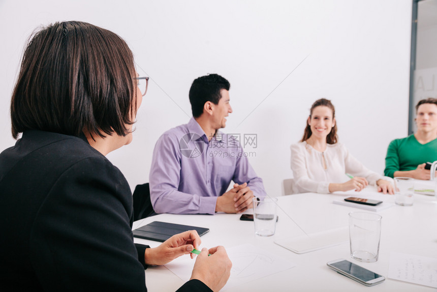 行政人员内部的桌子在老板身边开会的办公室员工组成中图片