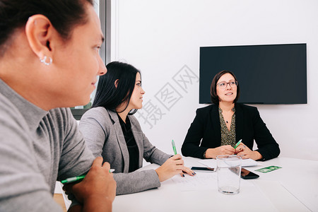 公司的经理在老板身边开会的办公室员工组成中商人图片