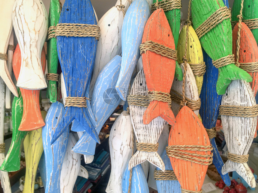 美丽的水平纪念品在希腊Kokkari的一家县店里挂着有彩色木条鱼图片