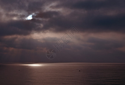 太阳西班牙地中海光明媚的红色天空和阳光照射的海洋地平线马略卡岛戏剧图片