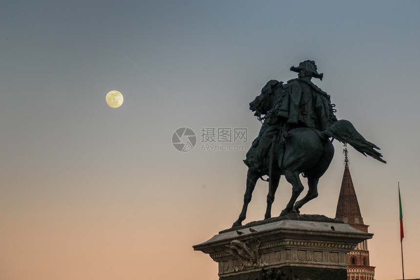 马大教堂2013年4月5日013年4月5日落时满月升起如果维多伊曼纽埃尔二世纪念碑前方的天月升起正方形图片