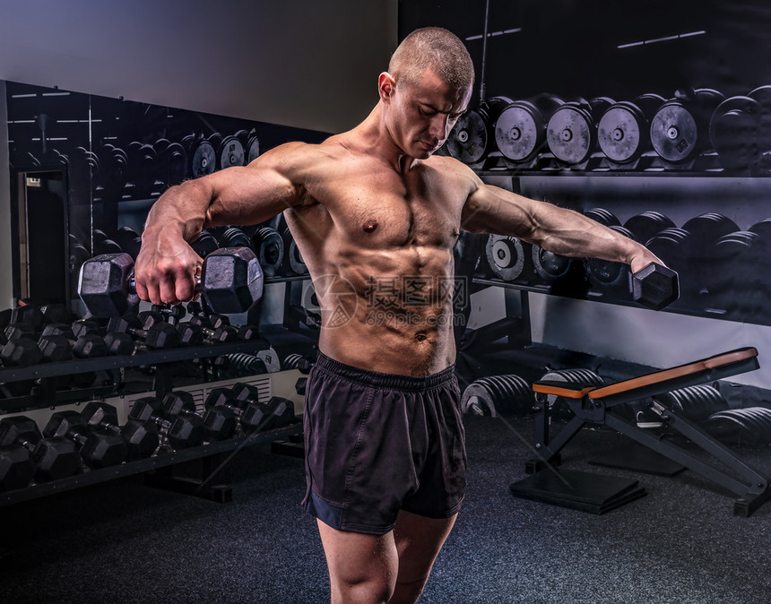 健身房锻炼肌肉的成年男子图片