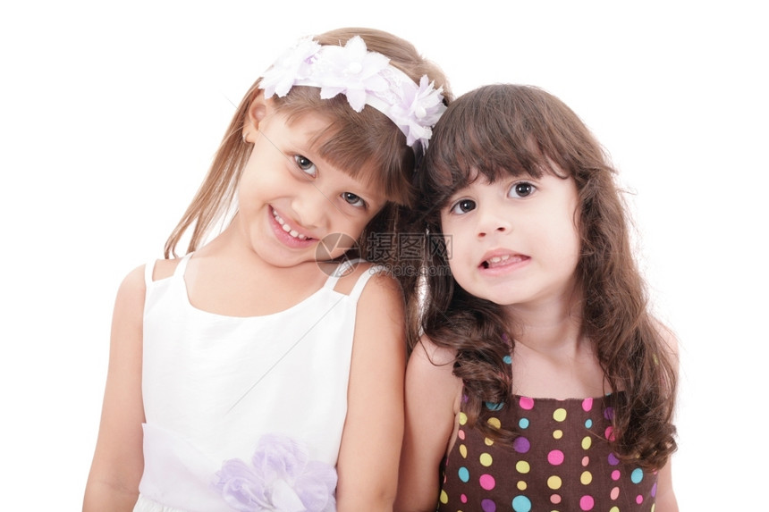 两个可爱的小女孩朋友孤立在白种背景上姐妹孩子白色的图片