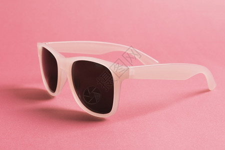 年轻的眼镜美丽关闭很酷的粉红色太阳镜图片