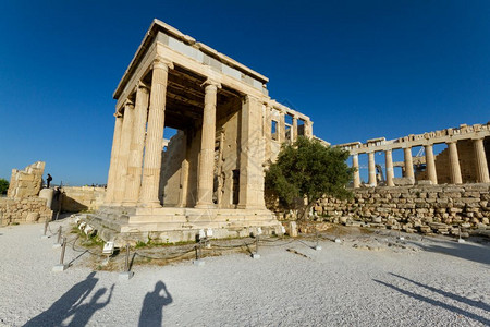 在希腊雅典的Acropolis圣殿废墟和观光客拍照的影子岩石卫城橄榄图片