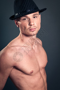 胡须男人年轻戴黑帽子秃肌肉男的摄影工作室肖像英俊的图片