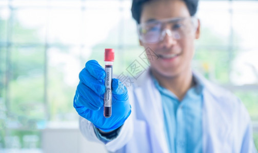 研究员在实验室做疫苗研究图片