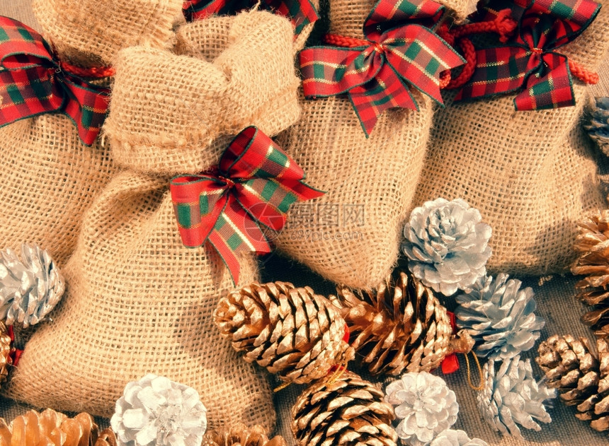 盛宴礼物和篮子松果圣诞节季的装饰品胸结令人惊叹的包温暖装传统图片