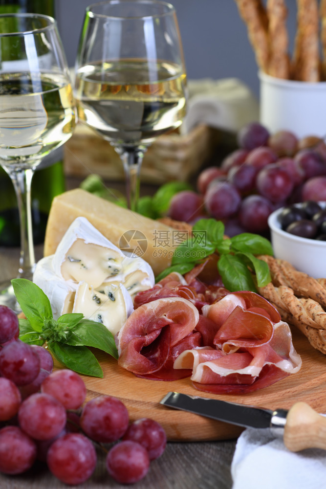 派对干火腿带霉菌的卡门贝尔奶酪带格里西尼的帕尔马干酪橄榄和粉红葡萄的开胃酒套装小吃大杂烩酒精图片