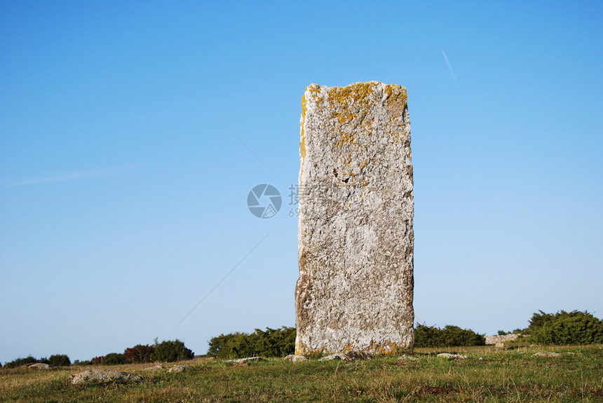 阿尔瓦在奥兰岛南部的瑞典世界遗产中竖立着的石头在奥兰德岛南部农村欧洲图片
