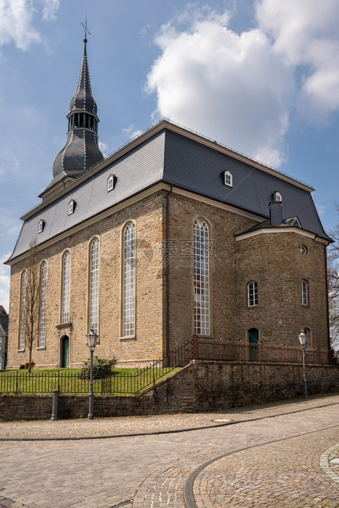 贝尔吉什吸引力德国伯吉切斯州Huckeswagen市中心旧教堂外部的图片
