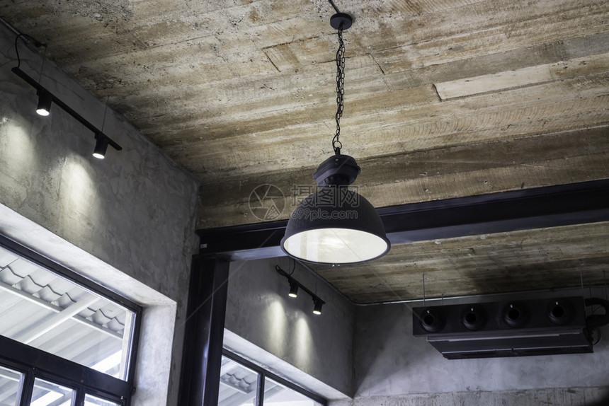 现代的电绞刑咖啡店装饰的现代天顶灯库存照片图片